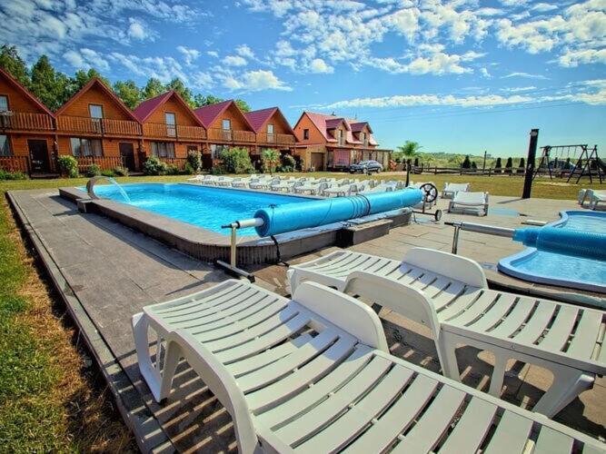 Holiday Resort With Pool, ヤロスワビエツ エクステリア 写真